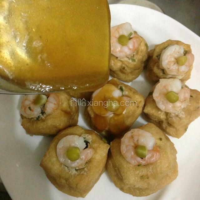 淋上蒸好的油豆腐