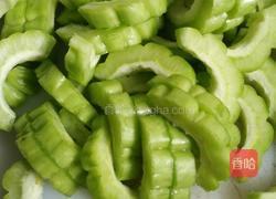 苦瓜排骨汤的做法图解1