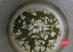 冰糖百合绿豆汤的做法图解1