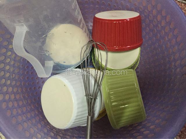 装酸奶的容器和碗全洗净后用开水烫（消毒），后沥干水分
