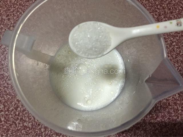 容器里倒入一小盒纯牛奶（250ml)，然后放白糖，搅拌均匀