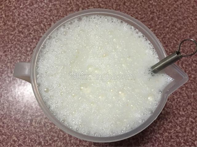再把剩下的750ml的牛奶全部倒入，搅拌均匀