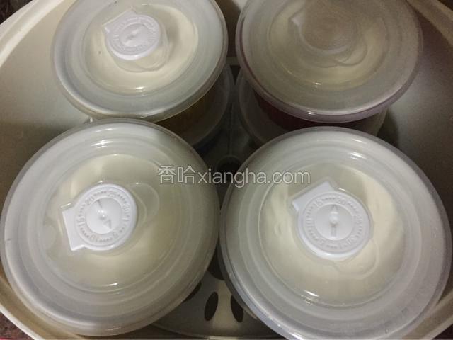 我是直接用天际隔水炖锅做的，机器里放入适量的温水，然后把装有牛奶的小碗放进去