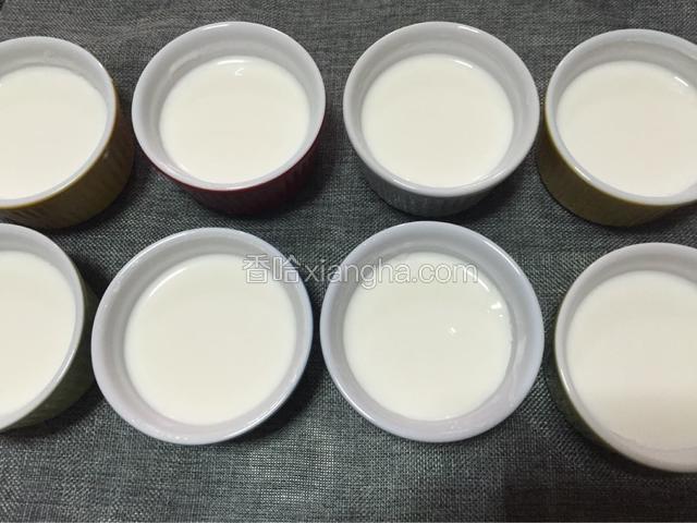 酸奶做好了，晾凉后放入冰箱冷藏保存（记得要盖上盖子，我是拍照才拿掉盖子的）