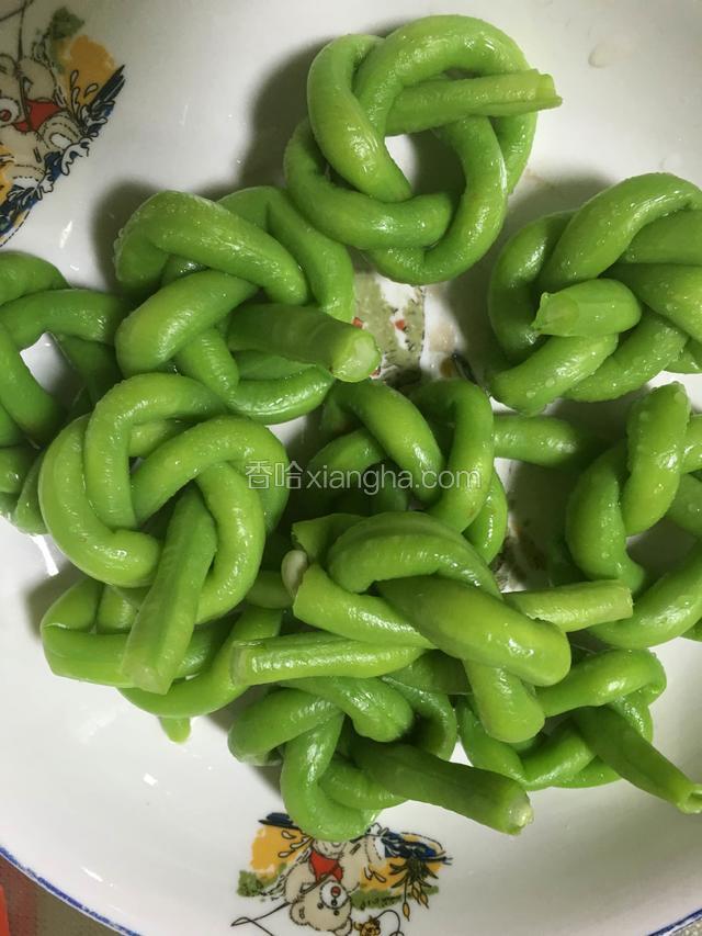 豇豆待凉后打成结；