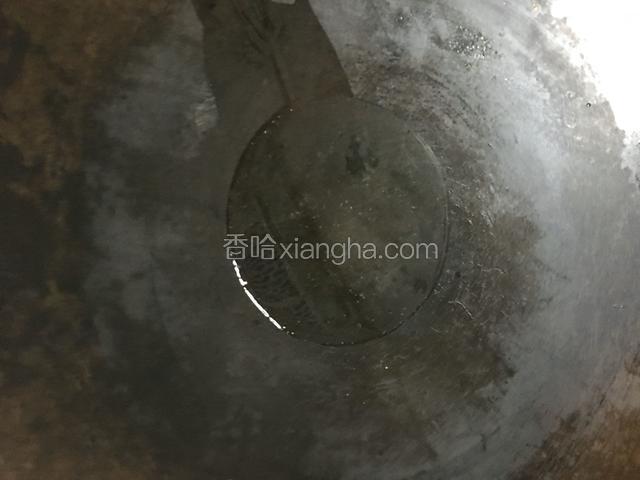 油锅热油，倒入适量食用油；
