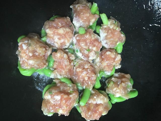 豇豆入锅煎(用晃锅的方法煎)；