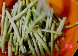 青椒炒空心菜杆的做法图解1