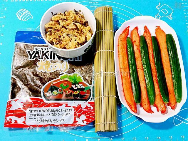 小青瓜切開4條，將所需材料和壽司席準備好