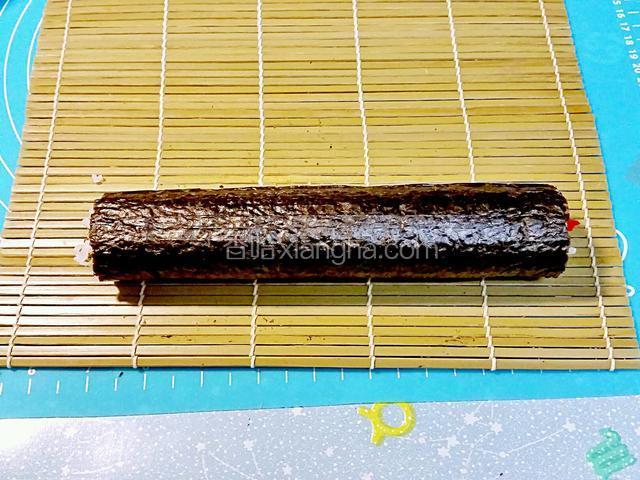 提起壽司席向前卷起來卷實，除去保鮮膜