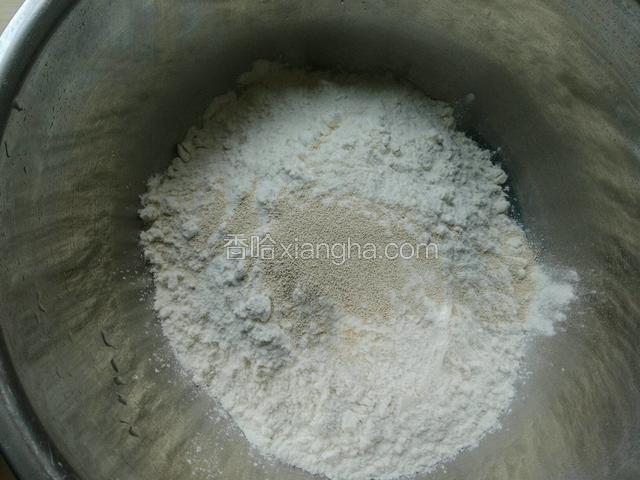 面粉里放酵母搅拌均匀