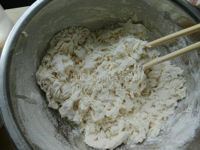 放适量的水拌成棉花状