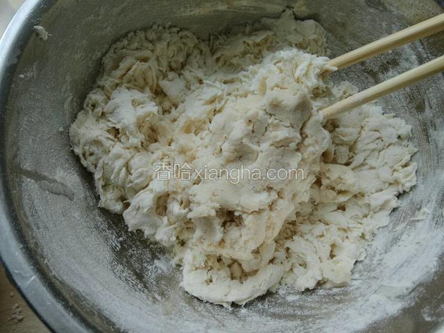 放白糖，豆渣搅拌均匀。