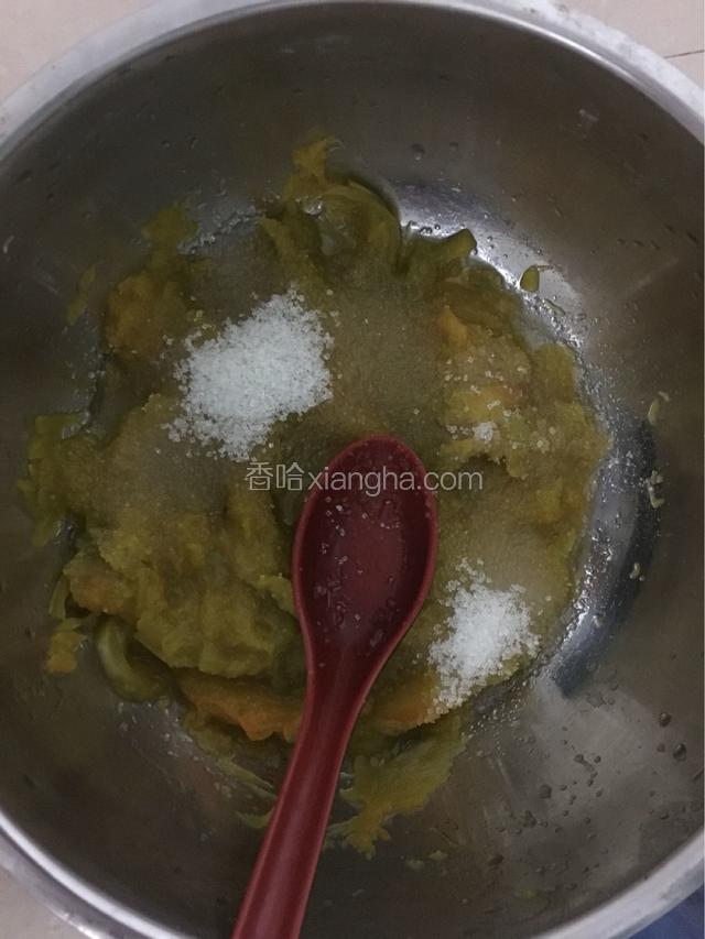 加入适量白砂糖，搅拌均匀