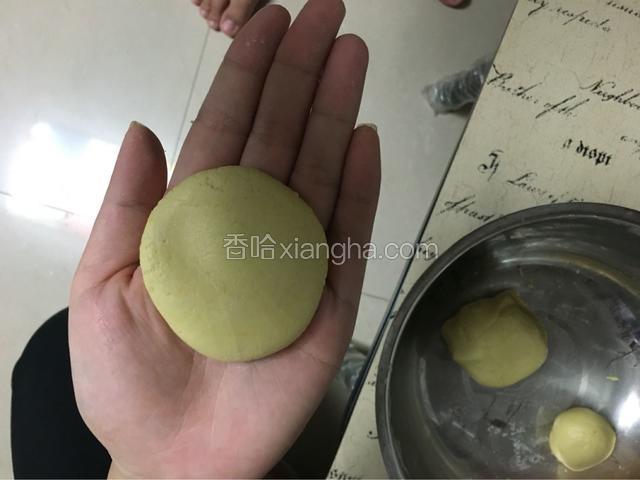 揉成自己想要的大小，然后用手压扁