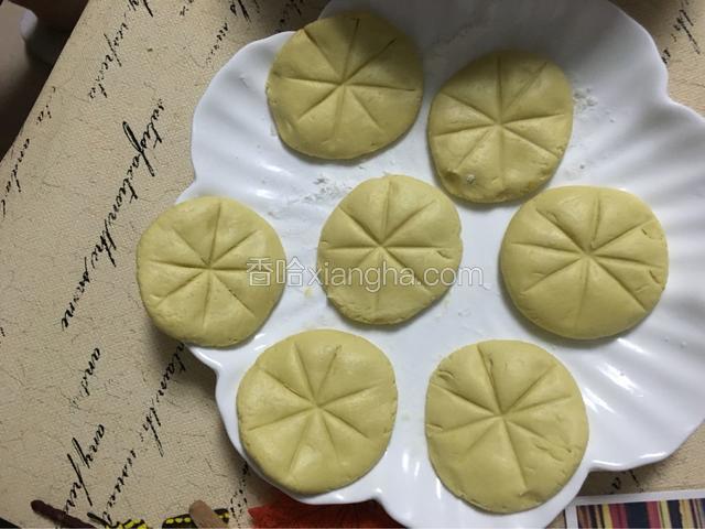 用牙签在上面弄一个米字（这一步不需要也可以）