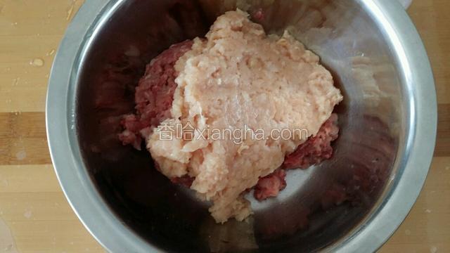 准备好猪肉和鸡肉馅儿 用料理机绞得细点儿最好 或者剁碎一点 不要买肉馅 