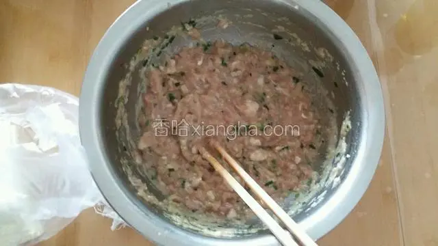 开始加水 一次少量的加 全部吸收后再加 我一共加了一小碗的水