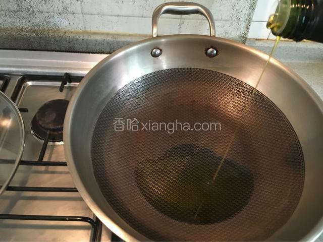 锅里倒入适量的橄榄油，先放入洋葱、胡萝卜和芦笋炒香！