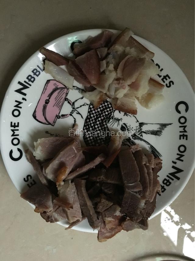 煮好的腊肉切好，肥瘦分开