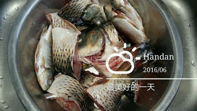 鱼洗净，切段，（鲫鱼洗净即可）用适量盐和料酒腌制