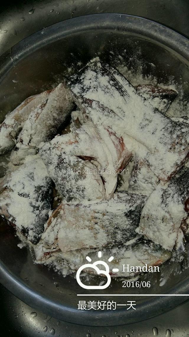 腌制好的鱼撒上干面粉