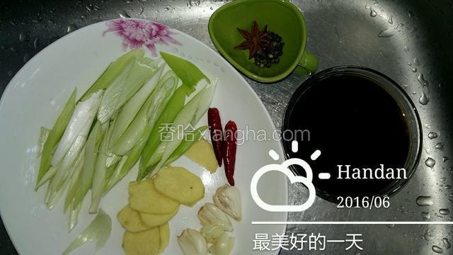 备好葱姜蒜，生抽老抽醋糖适量调汁（醋150克左右）