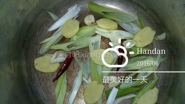 将葱姜蒜均匀铺到高压锅底部