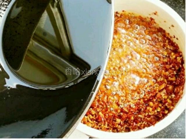 将二分之一油浇在辣椒里，用勺子翻拌匀