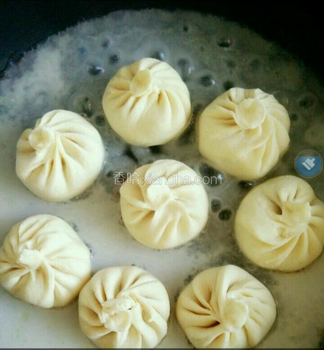 包子放进去，煎半分钟，加入淀粉水。