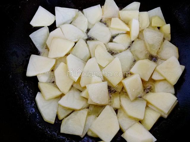 锅中烧油下土豆片煎炒(油比平时烧菜多些)