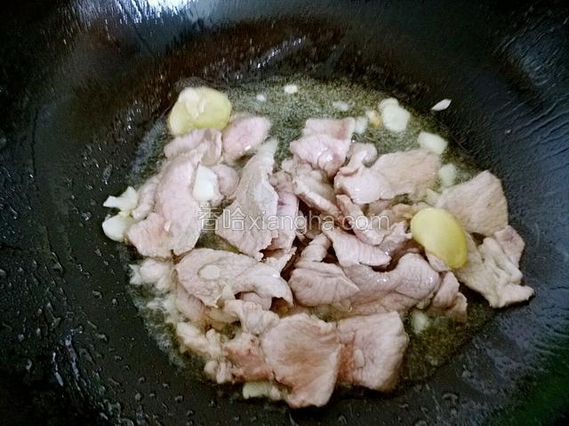 加肉片翻炒变白