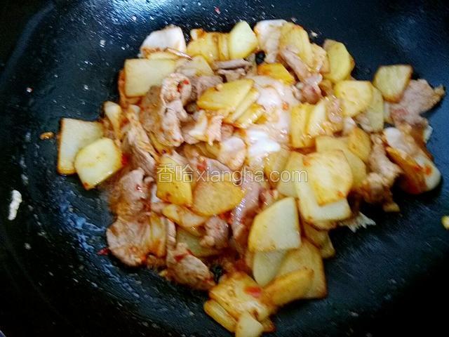 加煎炒好的土豆片翻炒