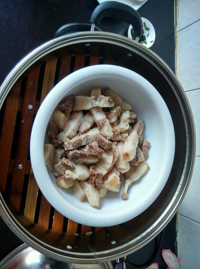 五花肉开水过一便后入锅蒸半小时