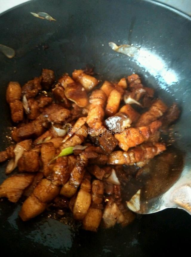 蒸熟的肉入锅上色
