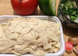 青椒茄汁宽面的做法图解1