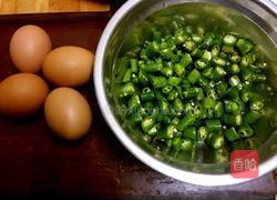 杭椒煎蛋的做法图解2