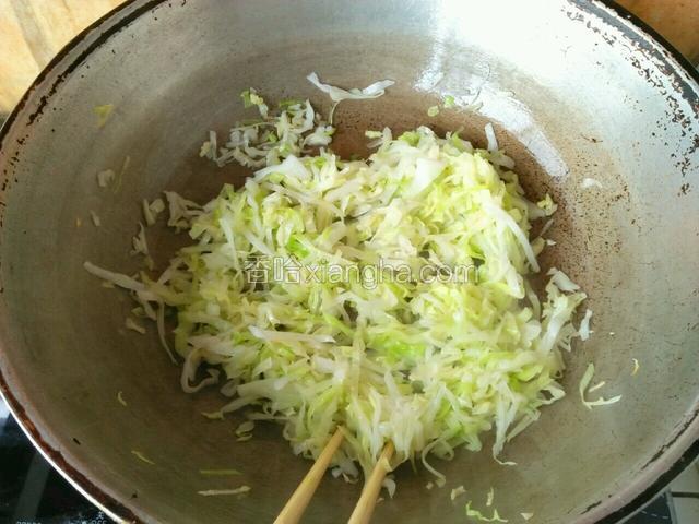 锅里倒油，将切好的大头菜炒熟备用