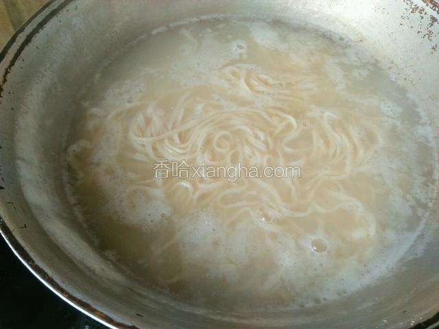 锅里添水烧开，放入手擀面煮七分熟