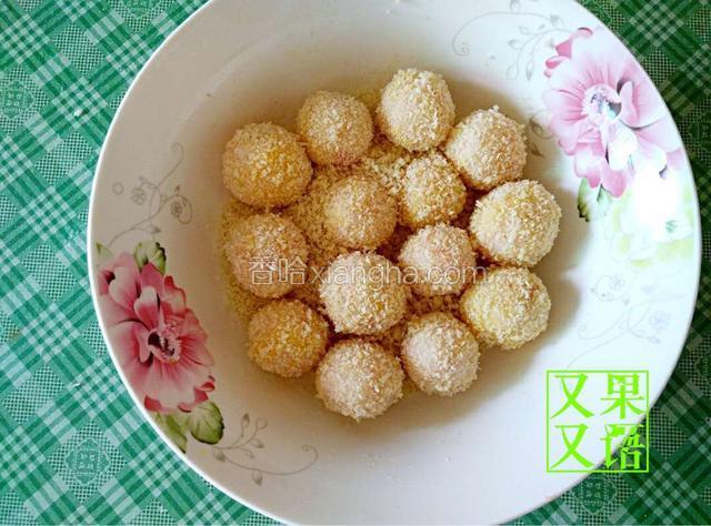 碗里放入面包糠，将粘有蛋液的丸子放在里面摇晃，让丸子粘满面包糠。