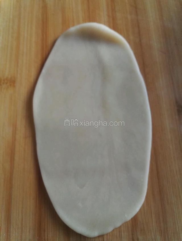 拿一个包好的面团擀长