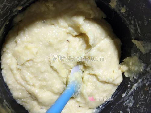 绿豆放高压锅煮熟后用铲子压成泥。