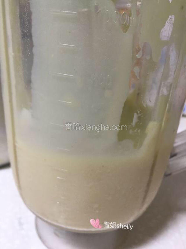 再分次放入搅拌机打成更细腻的绿豆泥，绿豆泥太厚不容易搅打，需要加入适当的清水一起搅打。