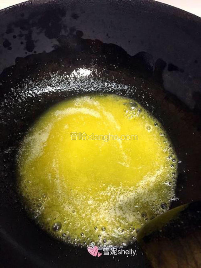 黄油放入锅中化开。