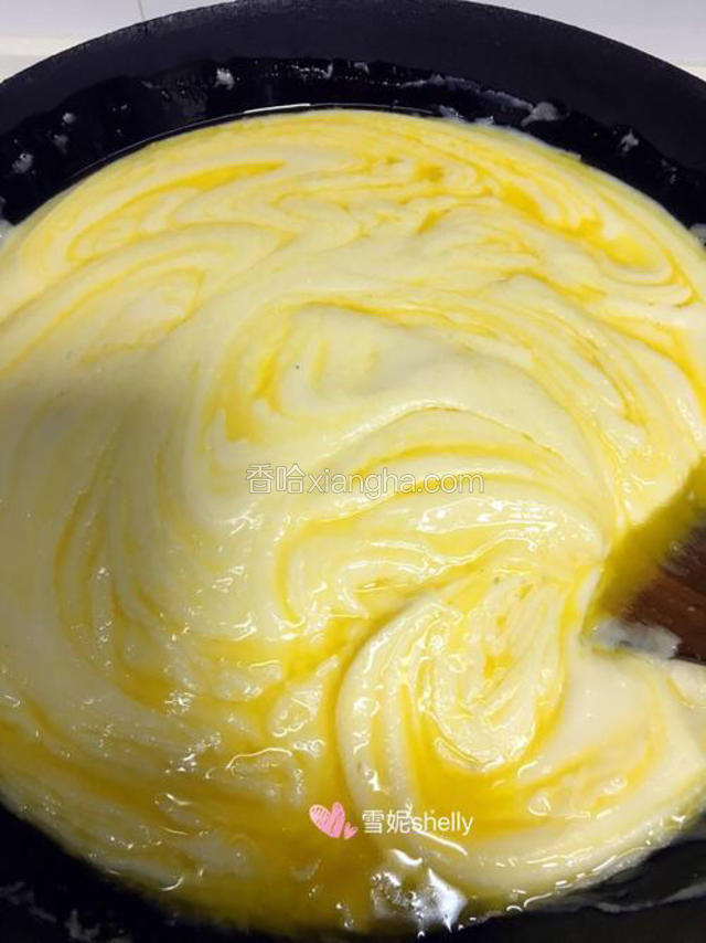 再倒入白砂糖和绿豆泥中小火一起翻炒。