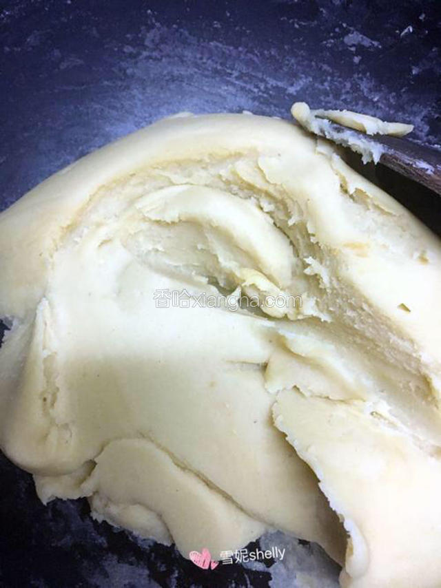 不停地翻炒,炒的过程中会越来越厚重，直到绿豆泥不沾铲子，就可以了。