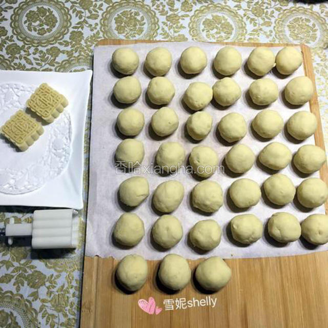 分别搓成30克的小圆球。