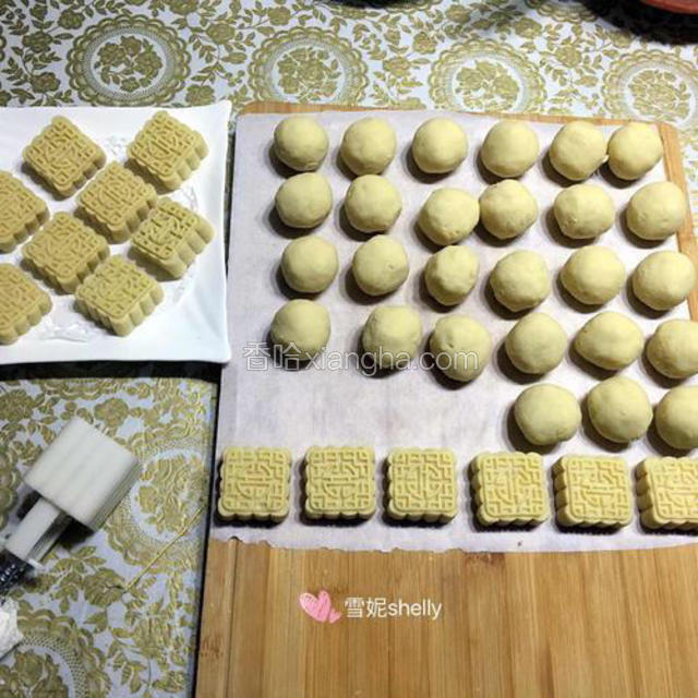 放入磨具中，压成绿豆糕。