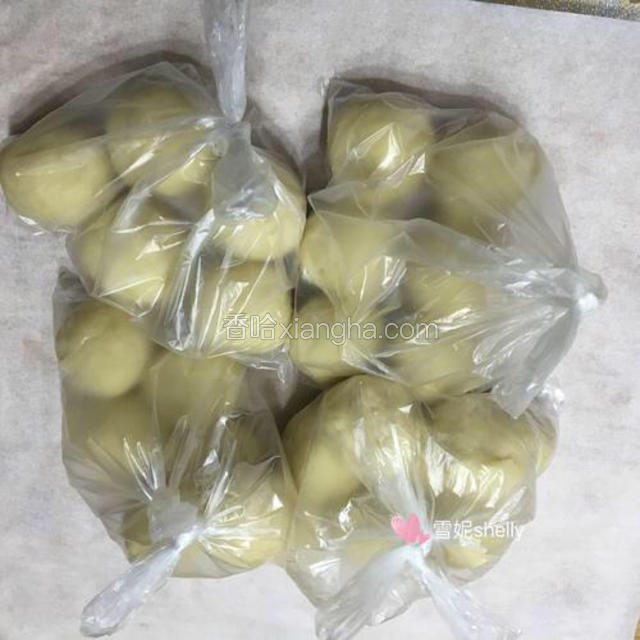 我是晚上加班做的，时间的关系只做了少部分，剩下的放入保鲜袋冷冻保存，要做的时候取出自然解冻就行了。