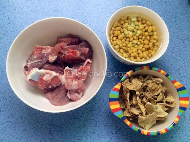 准备好图中材料，萝卜干，龙骨洗干净，黄豆提前泡发好备用。